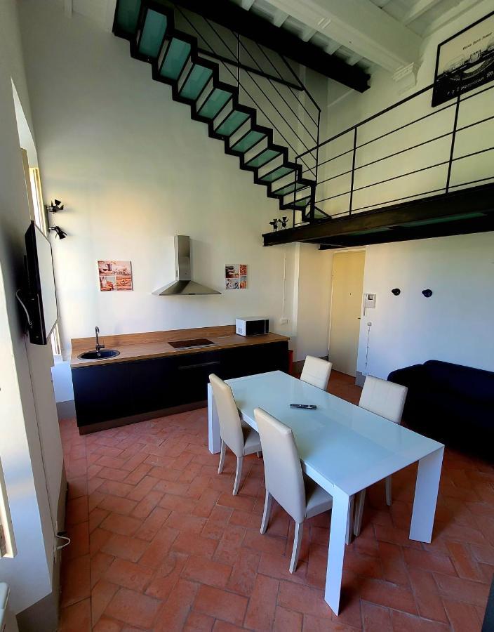 La Villa Apartments - Convenient For Sardinia And Corsica - 4 Beds - Private Parking Included With Camera ลีวอร์โน ภายนอก รูปภาพ