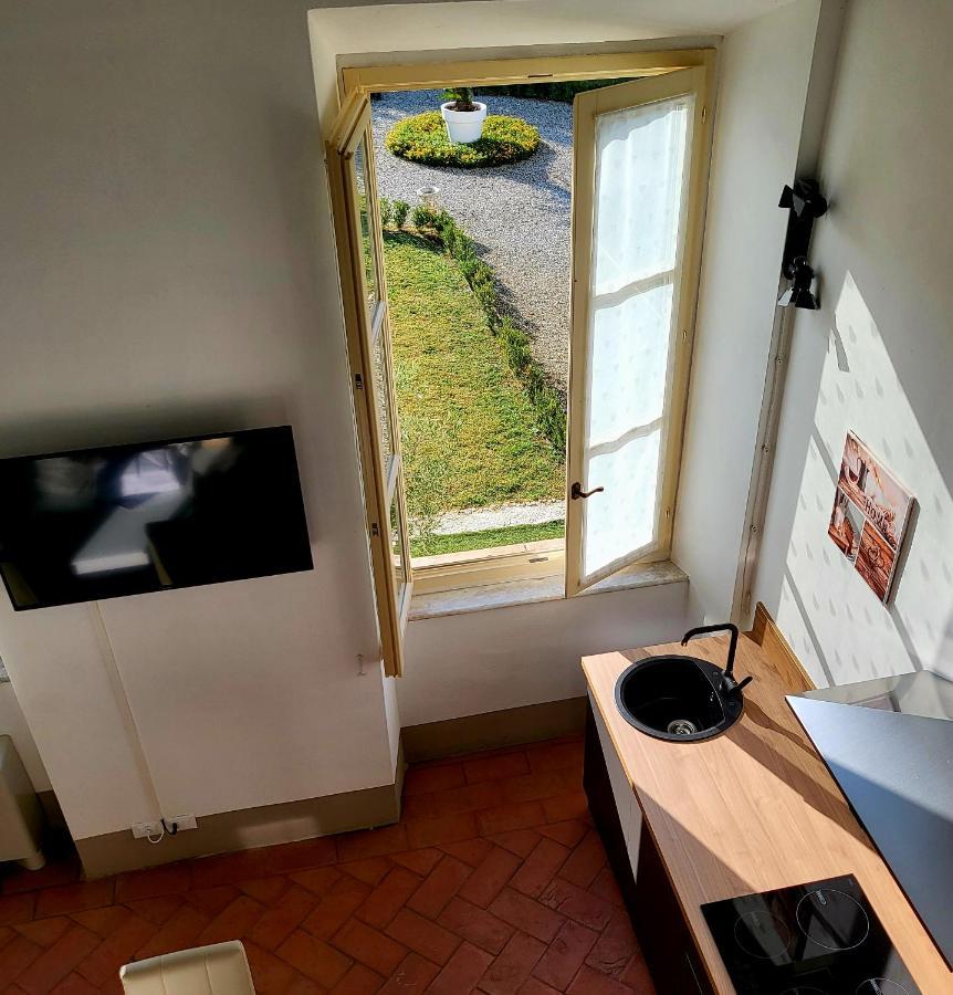 La Villa Apartments - Convenient For Sardinia And Corsica - 4 Beds - Private Parking Included With Camera ลีวอร์โน ภายนอก รูปภาพ