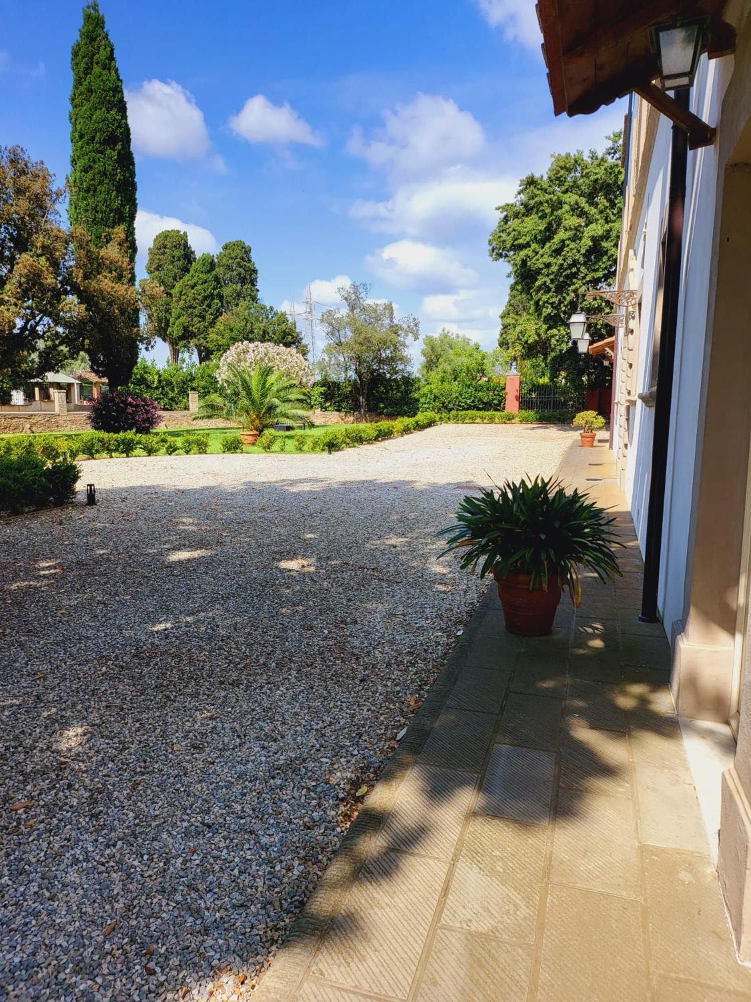 La Villa Apartments - Convenient For Sardinia And Corsica - 4 Beds - Private Parking Included With Camera ลีวอร์โน ภายนอก รูปภาพ