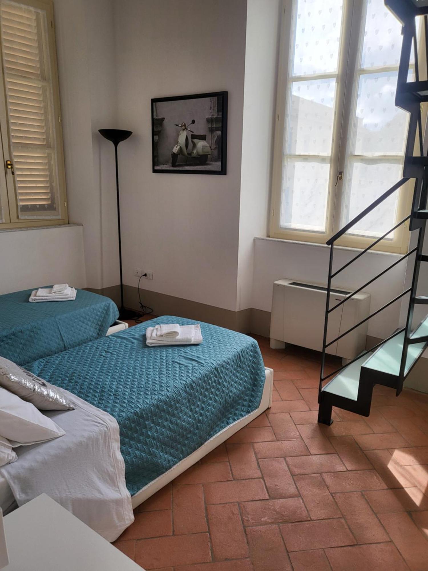 La Villa Apartments - Convenient For Sardinia And Corsica - 4 Beds - Private Parking Included With Camera ลีวอร์โน ภายนอก รูปภาพ